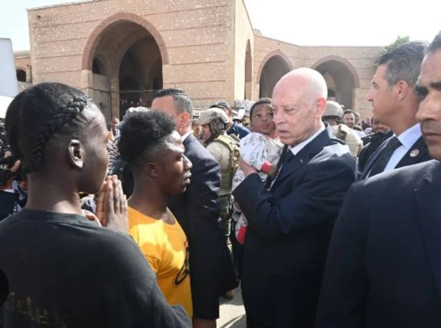 الرئيس التونسي في زيارة لحديقة وسط البلاد تجمع فيها آلاف المهاجرين الأفارقة (أرشيف وسائل الإعلام التونسية)