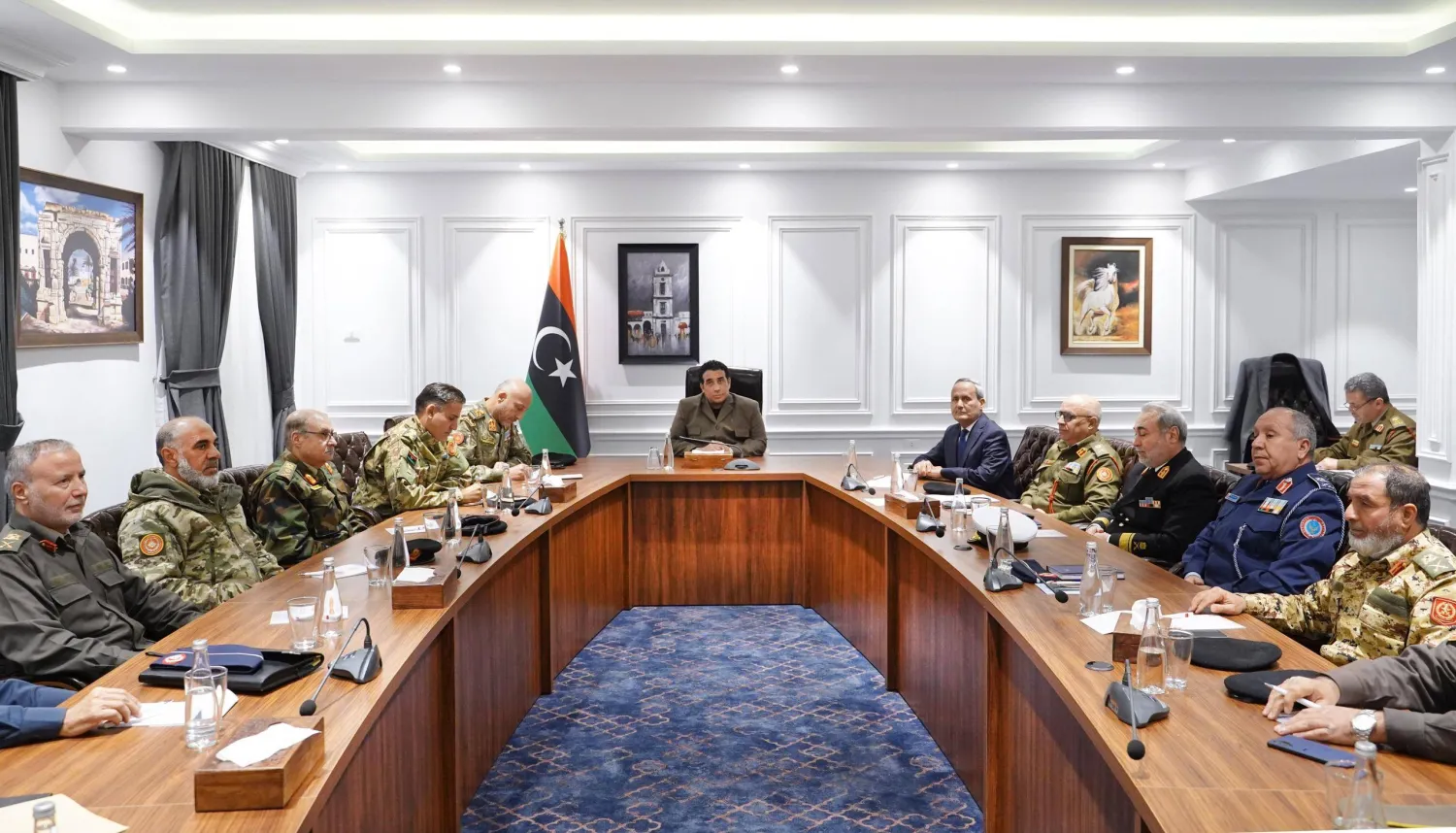 المنفي يعقد اجتماعاً عسكرياً في طرابلس ضم أعضاء اللجنة العسكرية «5+5» عن المنطقة الغربية (المجلس الرئاسي)