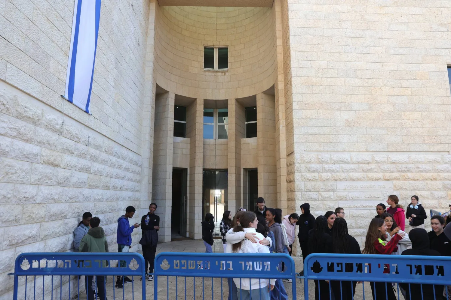 أشخاص أمام المحكمة الإسرائيلية العليا في القدس (إ.ب.أ)