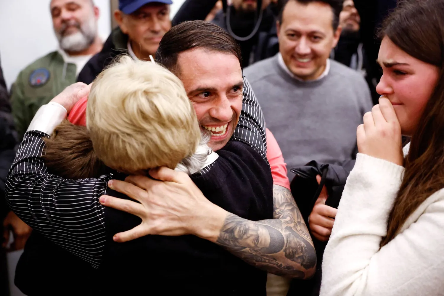 سانتياغو سانشيز يحتضن أسرته بالدموع لدى وصوله إلى مطار مدريد وسط استقبال إعلامي كبير (رويترز)