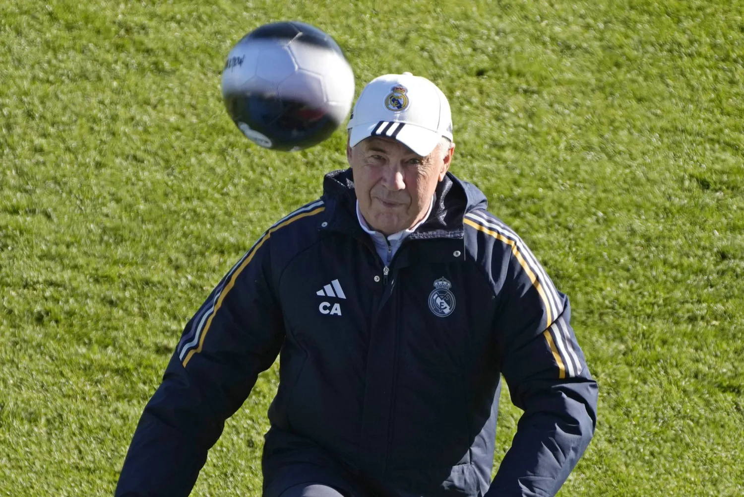 كارلو أنشيلوتي خلال تدريبات ريال مدريد الأخيرة (أ.ب)