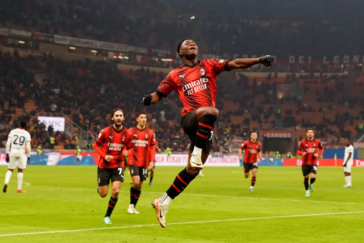 فرحة لاعبي ميلان برباعيتهم في كالياري (د.ب.أ)