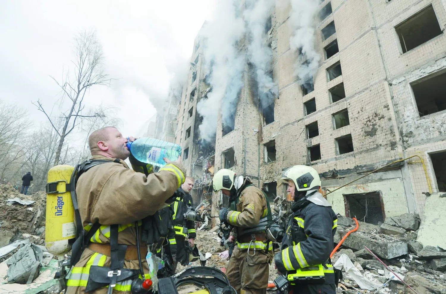 
مشاهد من حرب أوكرانيا المتواصلة منذ نحو عامين تظهر أضراراً بسبب هجمات روسية على كييف (إ.ب.أ)
