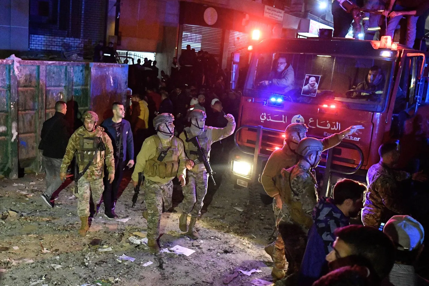 جنود لبنانيون في الضاحية الجنوبية عقب غارة إسرائيلية بطائرة مسيرة خلفت ستة قتلى بينهم صالح العاروري (إ.ب.أ)
