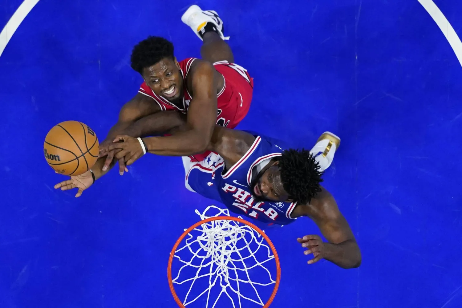 إمبيد قاد سفنتي سيكسرز للفوز على شيكاغو بولز 110- 97 (رويترز)