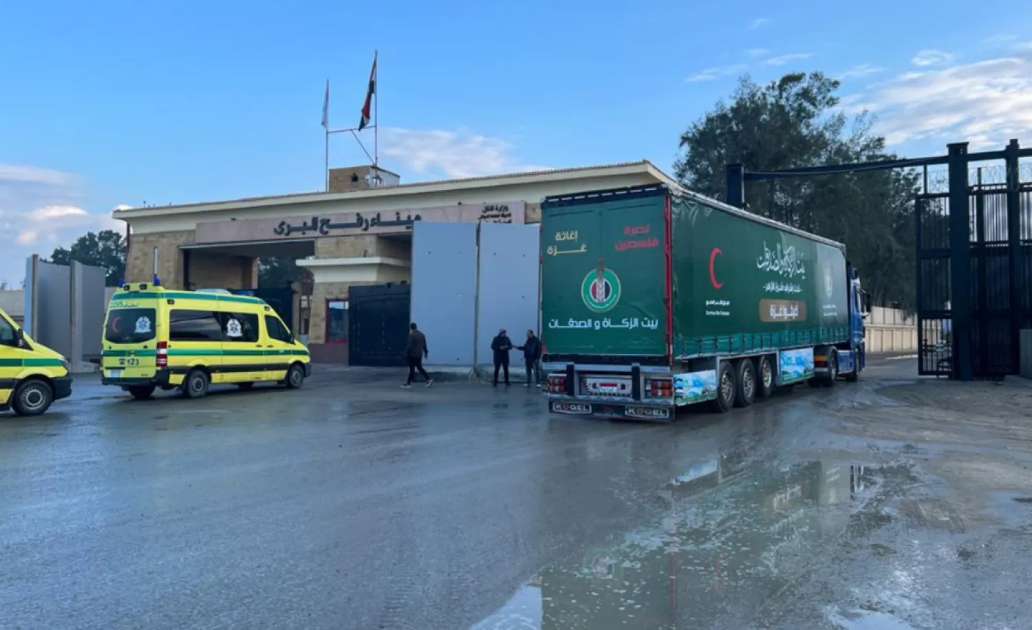 The Al-Azhar convoy on its way to cross Rafah (Al-Azhar Media Center)
