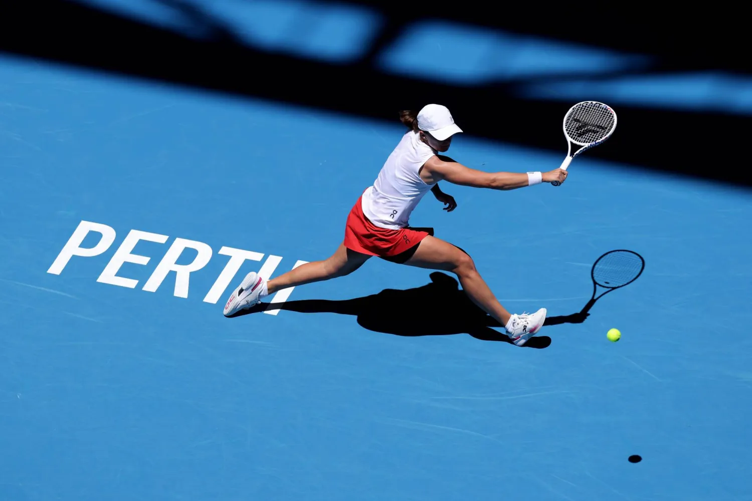 إيغا شيفونتيك المصنَّفة الأولى عالمياً (رويترز)