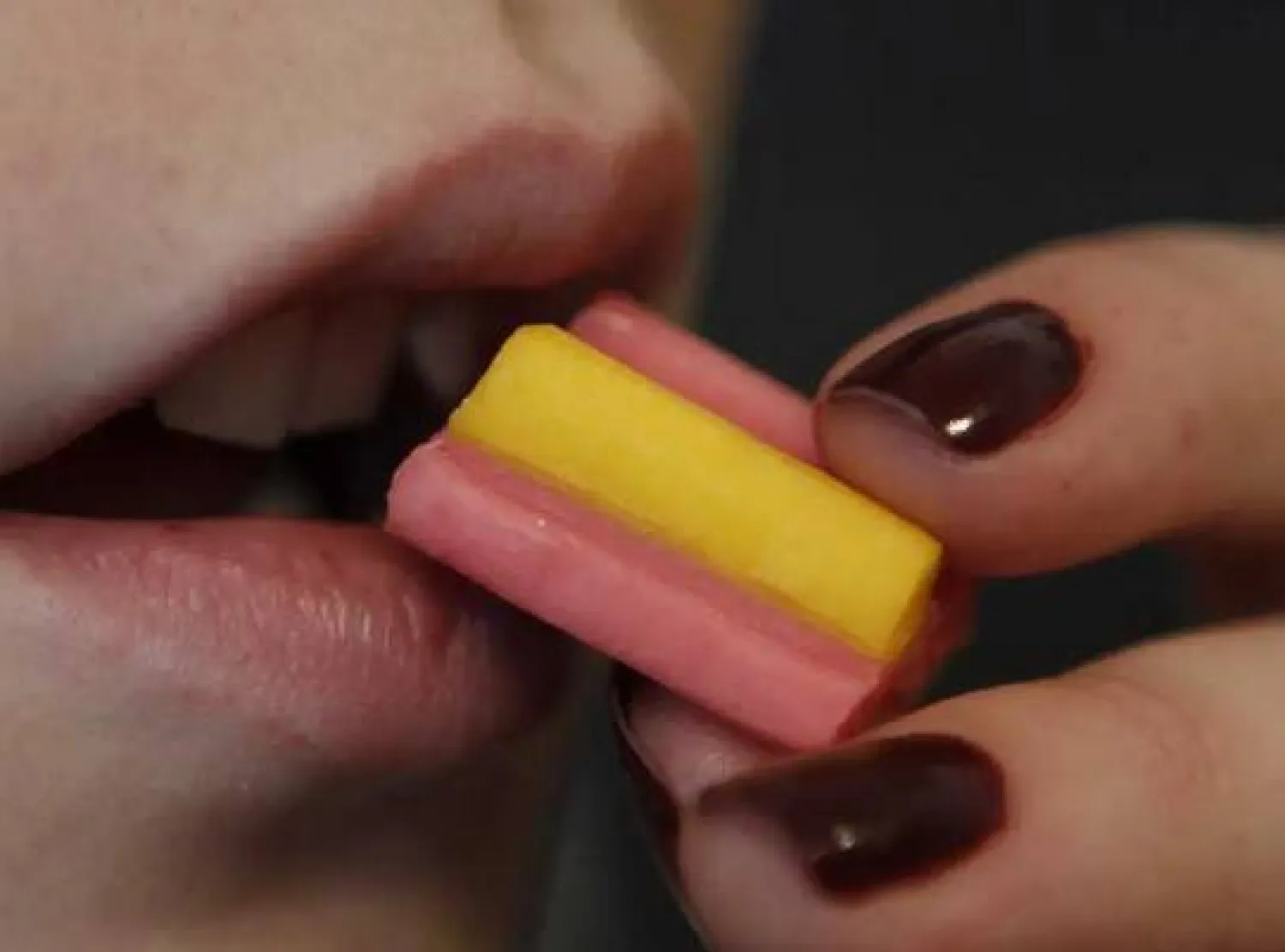 احذر... هذه أضرار مضغ العلكة لأكثر من 3 دقائق !