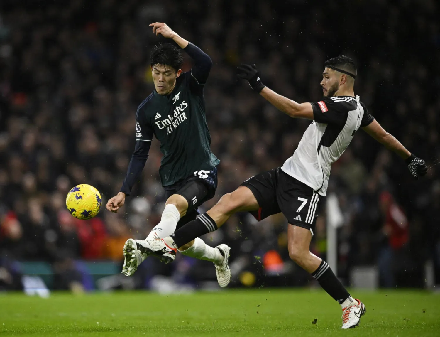 تاكيهيرو تومياسو مدافع نادي آرسنال (رويترز)