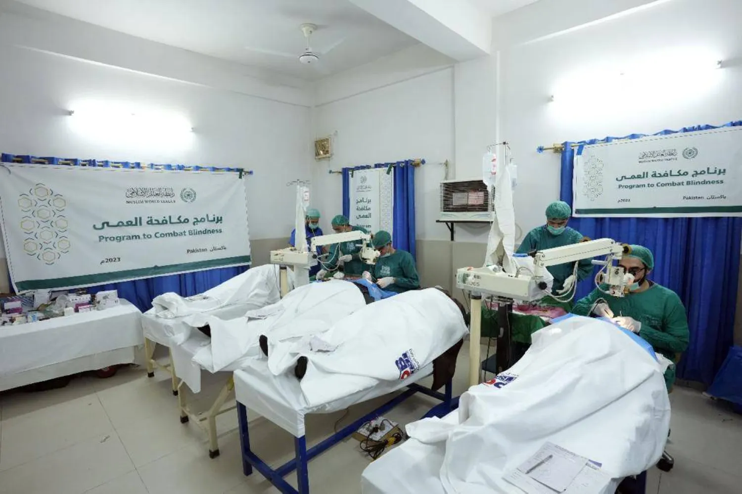 الفريق الطبي يُجري عمليات إزالة المياه البيضاء وزراعة العدسات للمرضى (الشرق الأوسط)