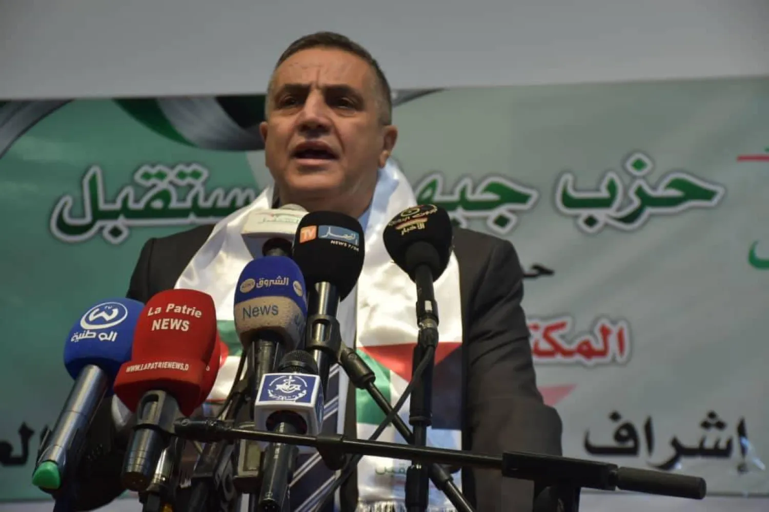 رئيس الحزب بلعيد عبد العزيز في اجتماع بمناضليه في الجنوب الشهر الماضي تحضيراً للمؤتمر (جبهة المستقبل)