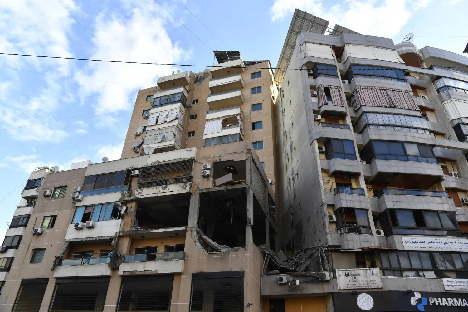 صورة عامة للمبنى الذي قصفته غارة بطائرة من دون طيار في الضاحية الجنوبية حيث تم اغتيال نائب رئيس المكتب السياسي لحركة «حماس» صالح العاروري (إ.ب.أ)