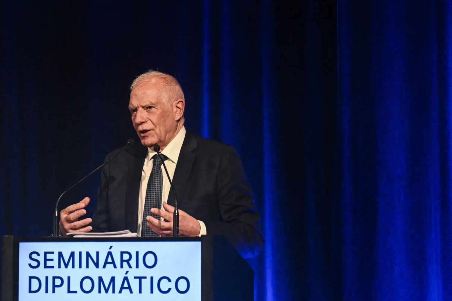 الممثل الأعلى للاتحاد الأوروبي للشؤون الخارجية والسياسة الأمنية جوزيب بوريل يلقي كلمة خلال الندوة الدبلوماسية بمتحف «أورينتي» في لشبونة بالبرتغال يوم 3 يناير 2024 (أ.ف.ب)