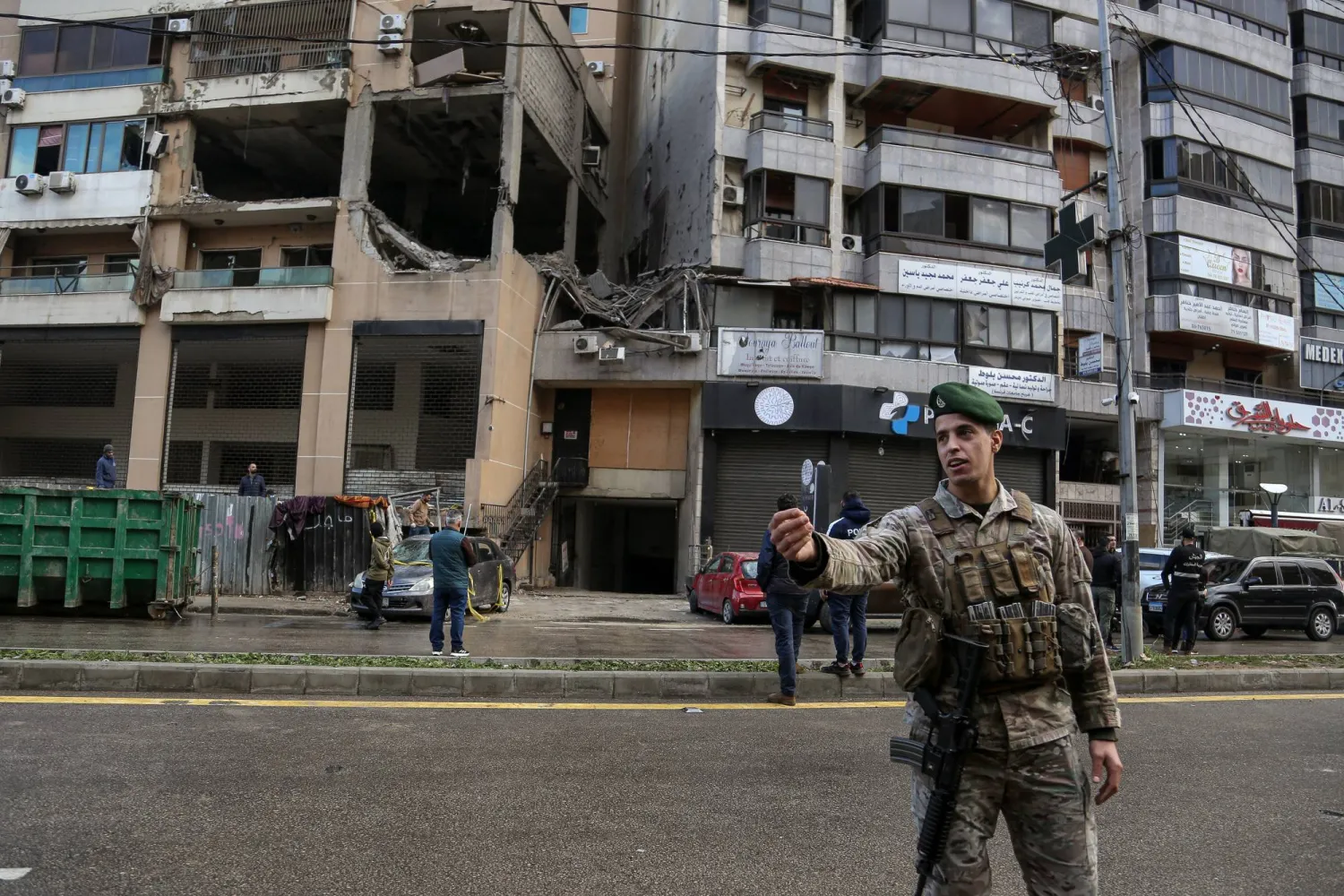 الجيش اللبناني يقوم بتأمين منطقة مكتب «حماس» الذي استهدفته مسيرة أسفرت عن مقتل صالح العاروري وستة آخرين في ضاحية بيروت الجنوبية (د.ب.أ)