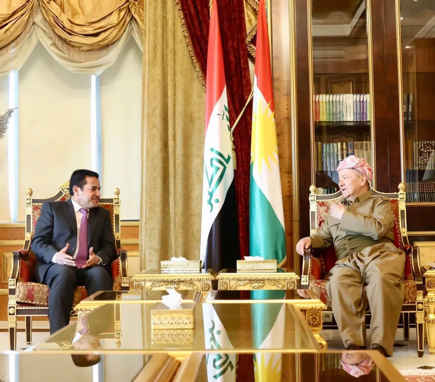 رئيس الحزب الديمقراطي الكردستاني مسعود بارزاني يستقبل مستشار الأمن القومي في أربيل (إعلام حكومي)