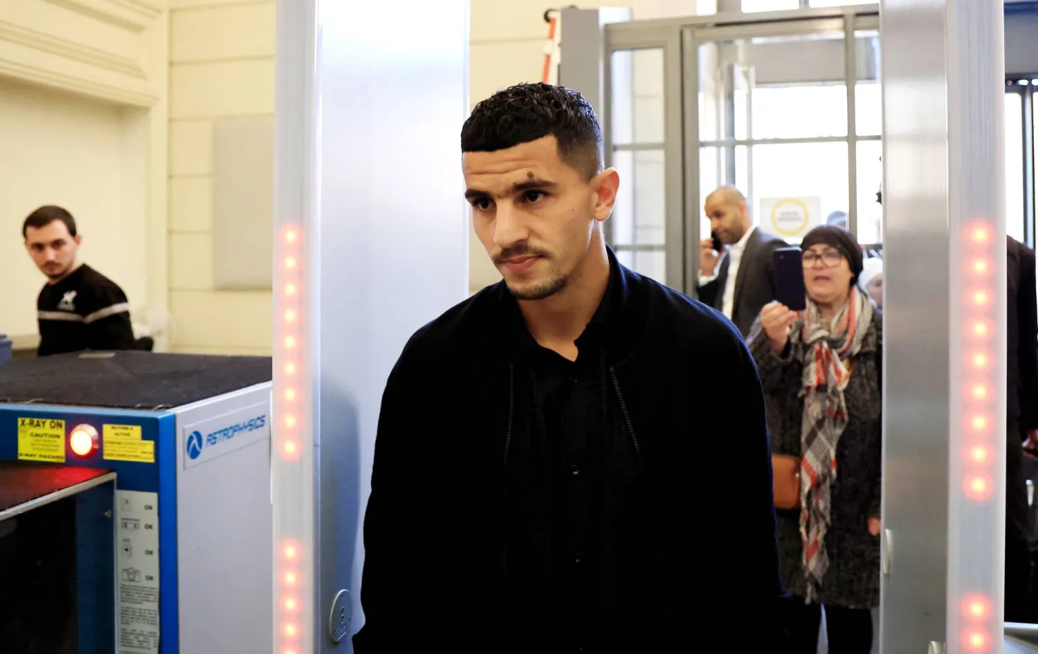 الجزائري يوسف عطال لحظة وصوله إلى محكمة نيس الفرنسية (أ.ف.ب)