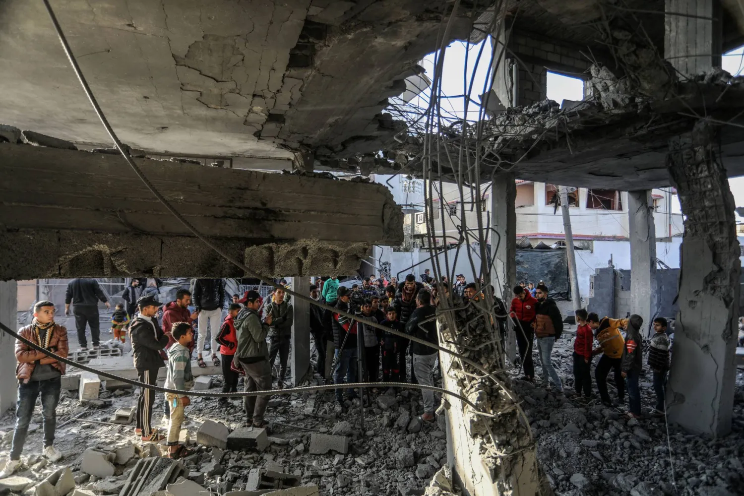 فلسطينيون يتفقدون منزلاً متضرراً بعد غارة إسرائيلية على منزل لعائلة النحال في مدينة رفح جنوب غزة 
(د.ب.أ)