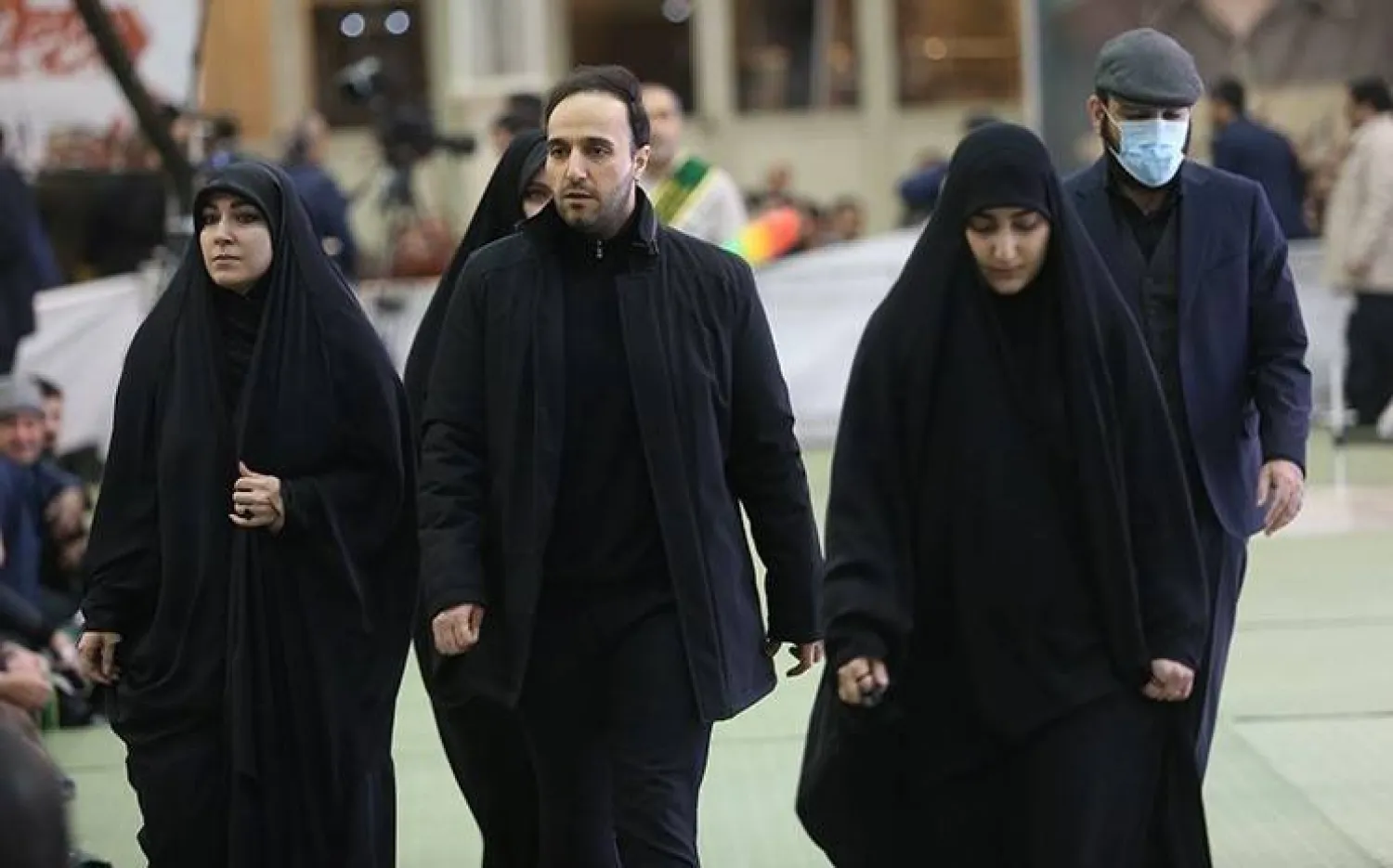 أبناء قاسم سليماني لحظة وصولهم إلى مراسم الذكرى الرابعة لوالدهم في مصلى طهران مساء الأربعاء (تسنيم)