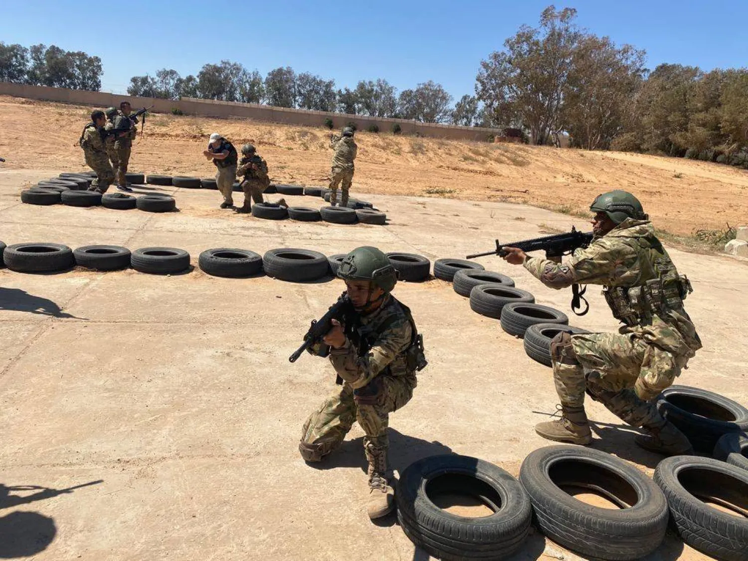 ضباط أتراك خلال الإشراف على تدريب قوات ليبية بضواحي طرابلس (الوحدة)