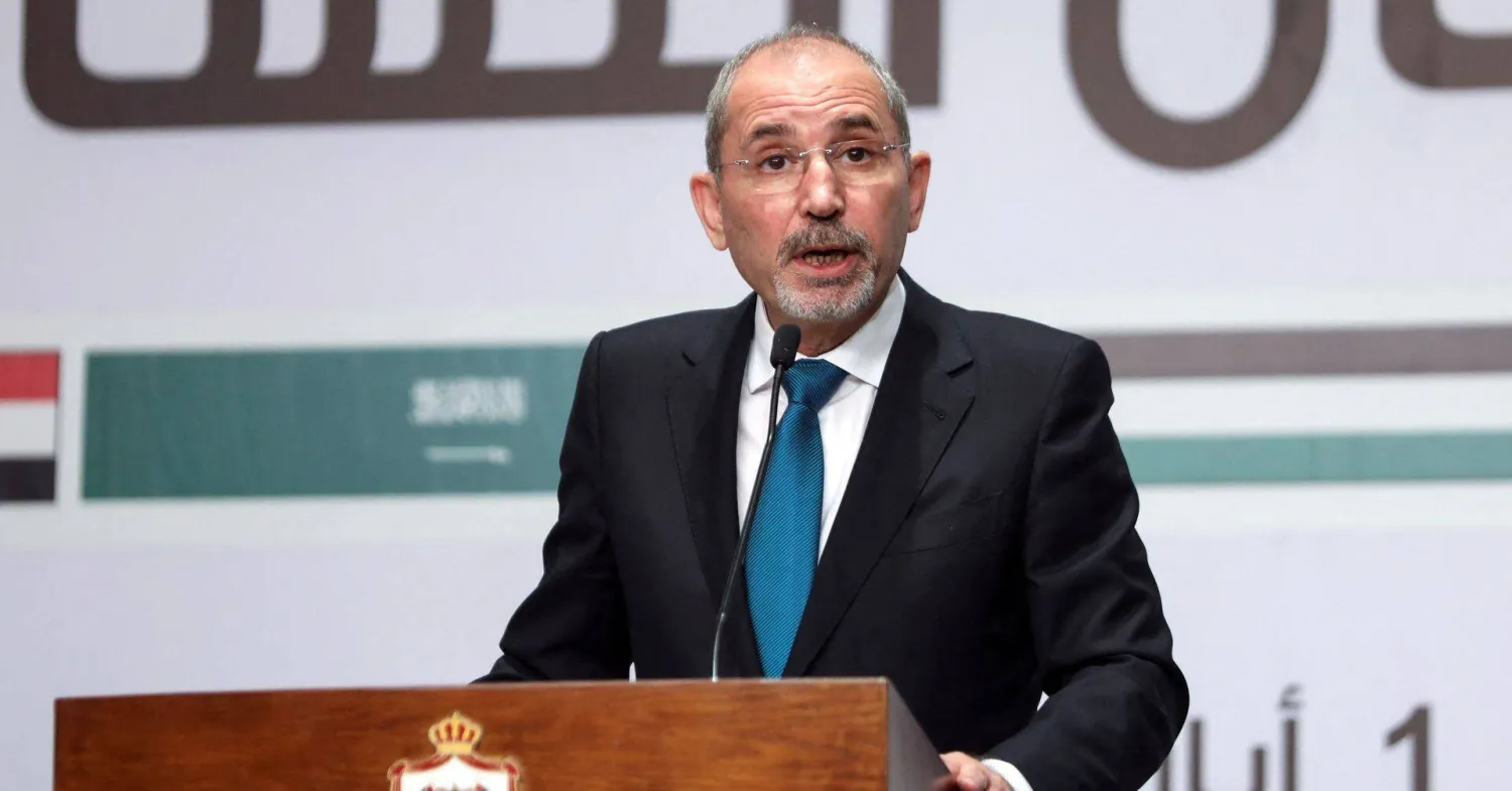 وزير الخارجية الأردني أيمن الصفدي يتحدث خلال مؤتمر صحافي بعد اجتماع مجموعة وزراء الخارجية العرب في عمّان بالأردن 1 مايو 2023 (رويترز)