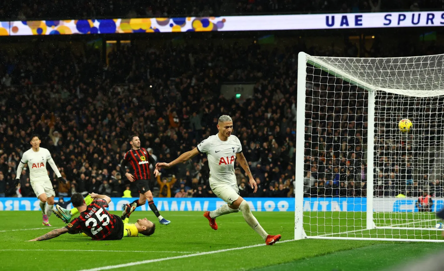 ريتشاليسون مهاجم توتنهام وفرحة هز شباك بورنموث (رويترز)