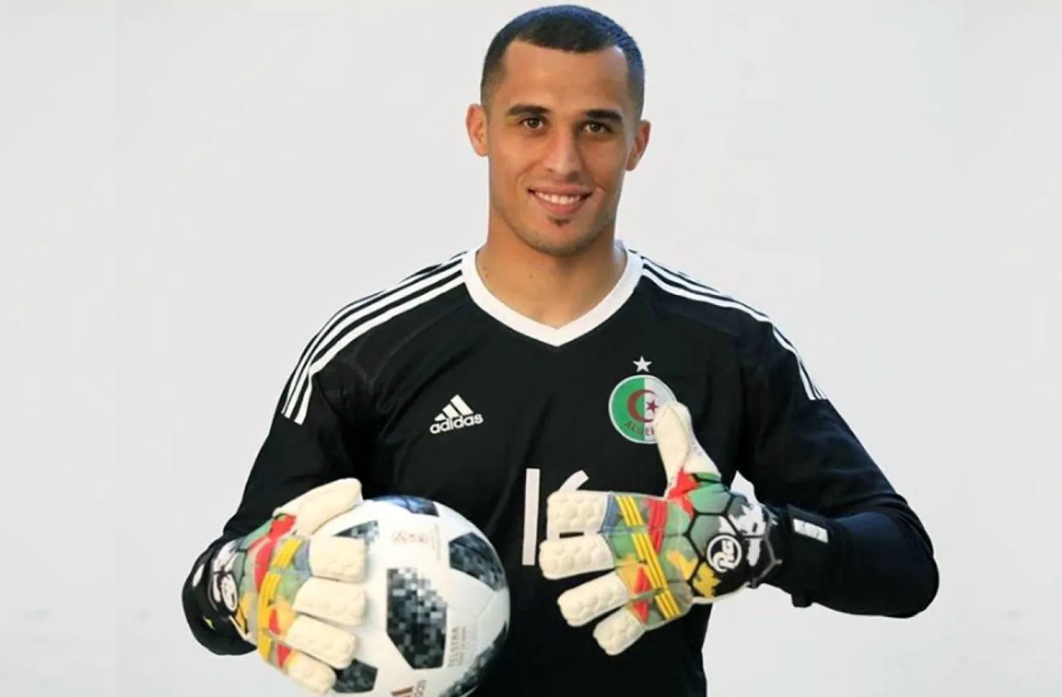 مصطفى زغبة حارس مرمى الجزائر (الشرق الأوسط)