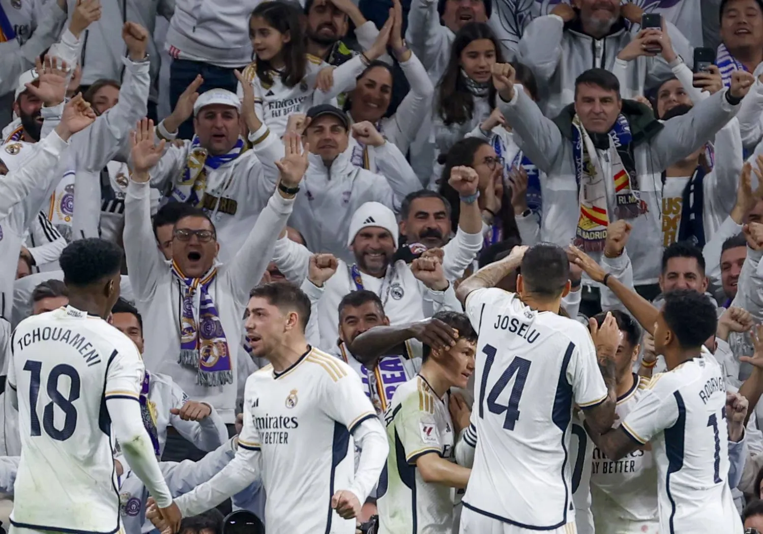 فرحة لاعبين وجماهير ريال مدريد بهدف الألماني روديغر في مرمى مايوركا في الدقائق الأخيرة من المباراة (إ.ب.أ)