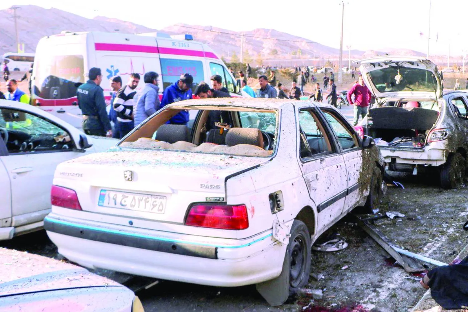 
إيرانيون يتجمعون أمام موقع الهجومين قرب قبر سليماني في مدينة كرمان أمس (رويترز)