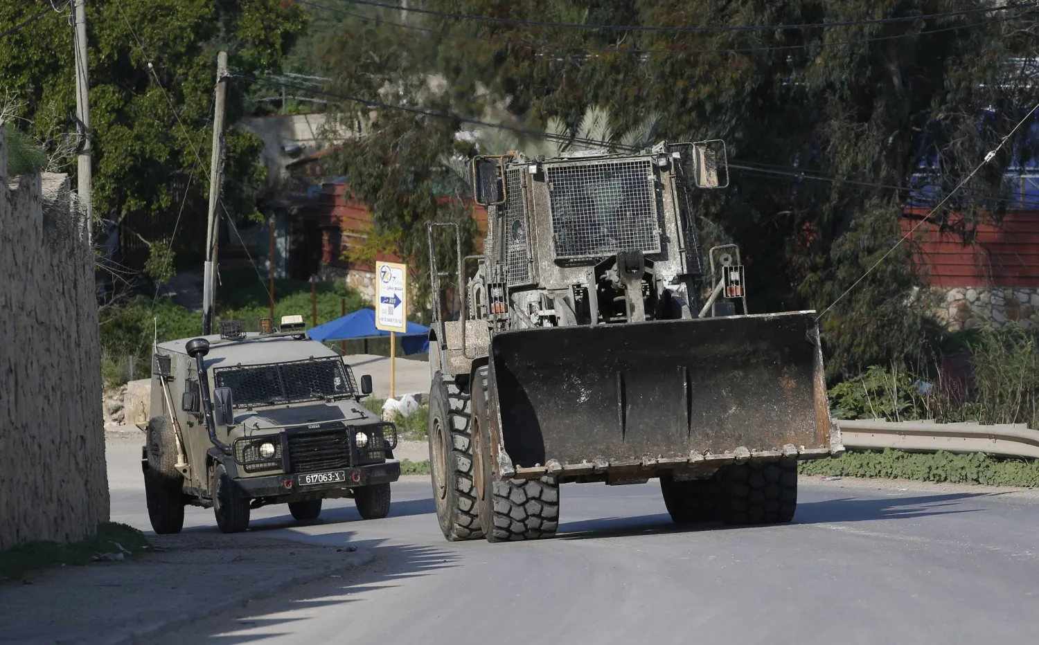 آلية تابعة للجيش الإسرائيلي وجرافة بالقرب من مدينة طوباس بالضفة الغربية (إ.ب.أ)