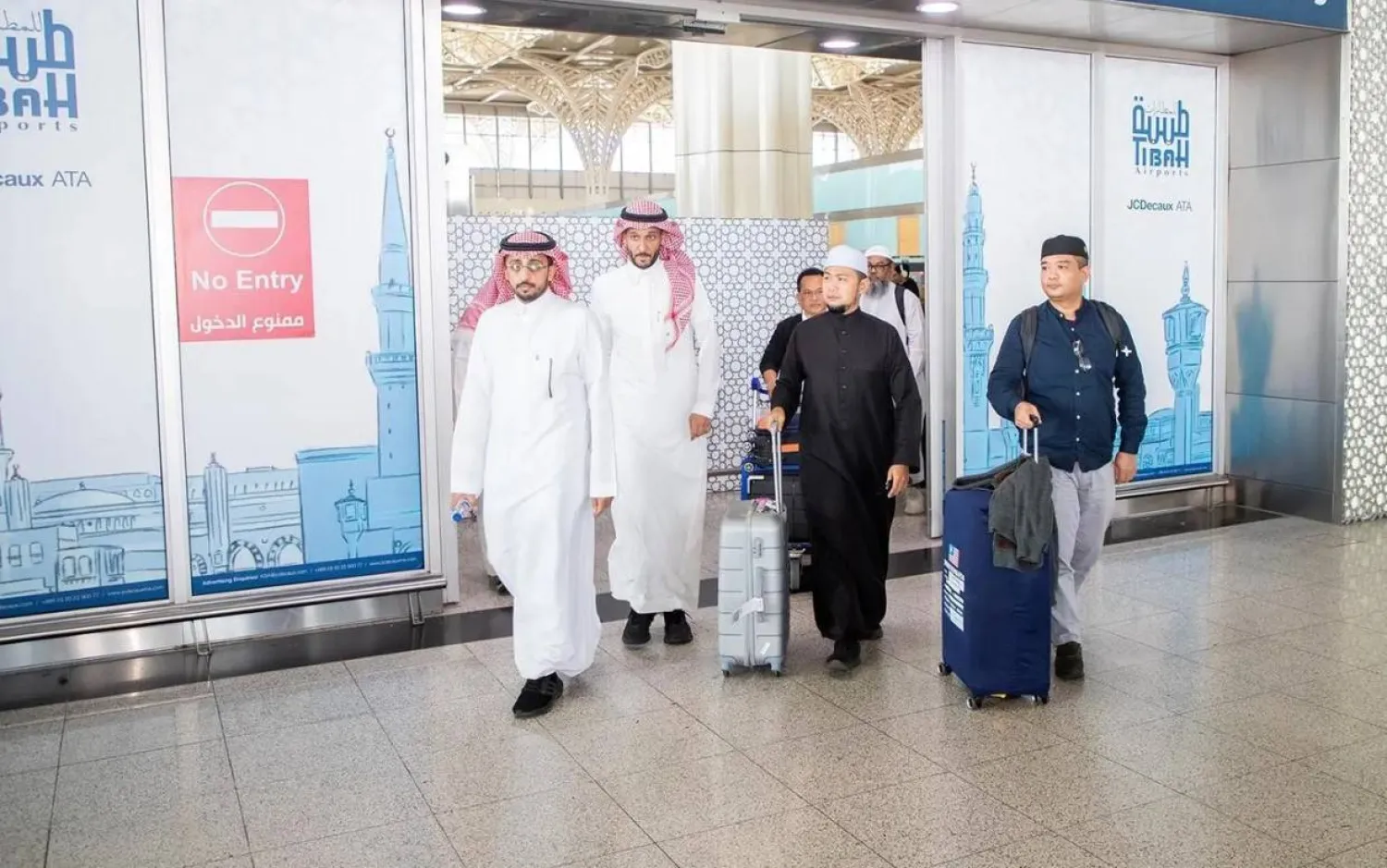 عدد من ضيوف خادم الحرمين الشريفين في مطار المدينة المنورة (واس)