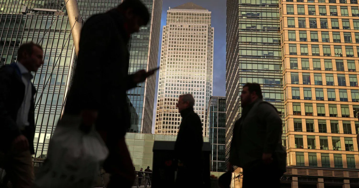 وصل مؤشر مديري المشتريات لقطاع الخدمات في المملكة المتحدة إلى 53.4 وهو أعلى مستوى له منذ يونيو (رويترز)