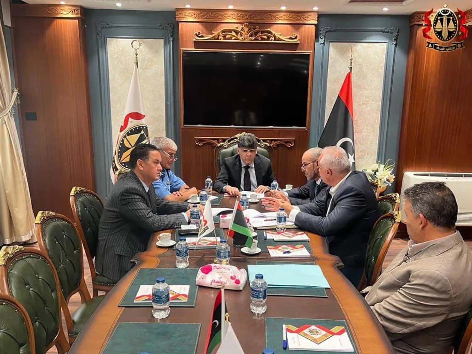 النائب العام الليبي في لقاء سابق مع وكلاء النيابة القائمين على متابعة إجراءات تنفيذ الأحكام الجنائية (مكتب النائب العام)