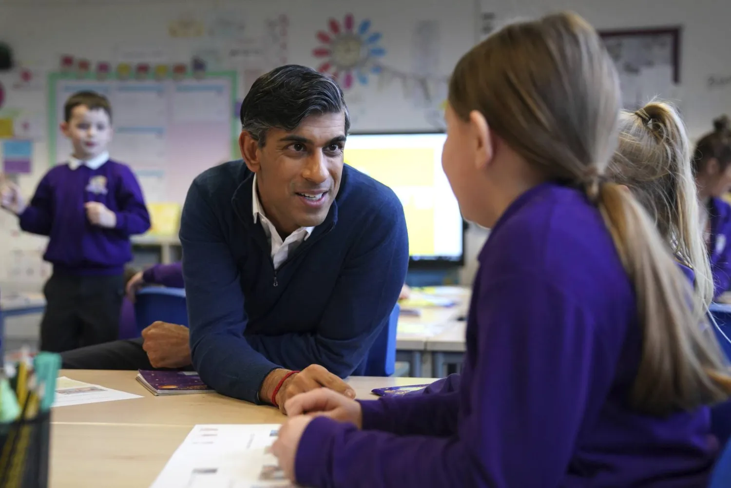 رئيس الوزراء البريطاني ريشي سوناك لدى زيارته مدرسة في نوتنغهامشاير الخميس (أ.ب)