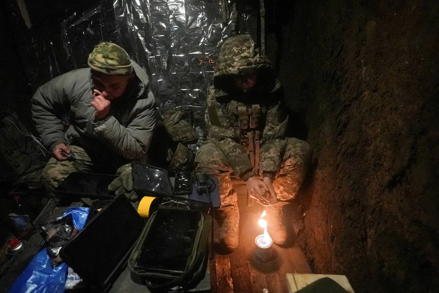 FILE PHOTO: Servicemen of a combat UAVs company of the Ukrainian 92nd Ivan Sirko Separate Assault Brigade warm up inside a dugout as they fly with a Vampire combat drone over positions of Russian troops near the frontline town of Bakhmut, amid Russia's attack on Ukraine, in Donetsk region, Ukraine December 16, 2023. REUTERS/Inna Varenytsia/File Photo