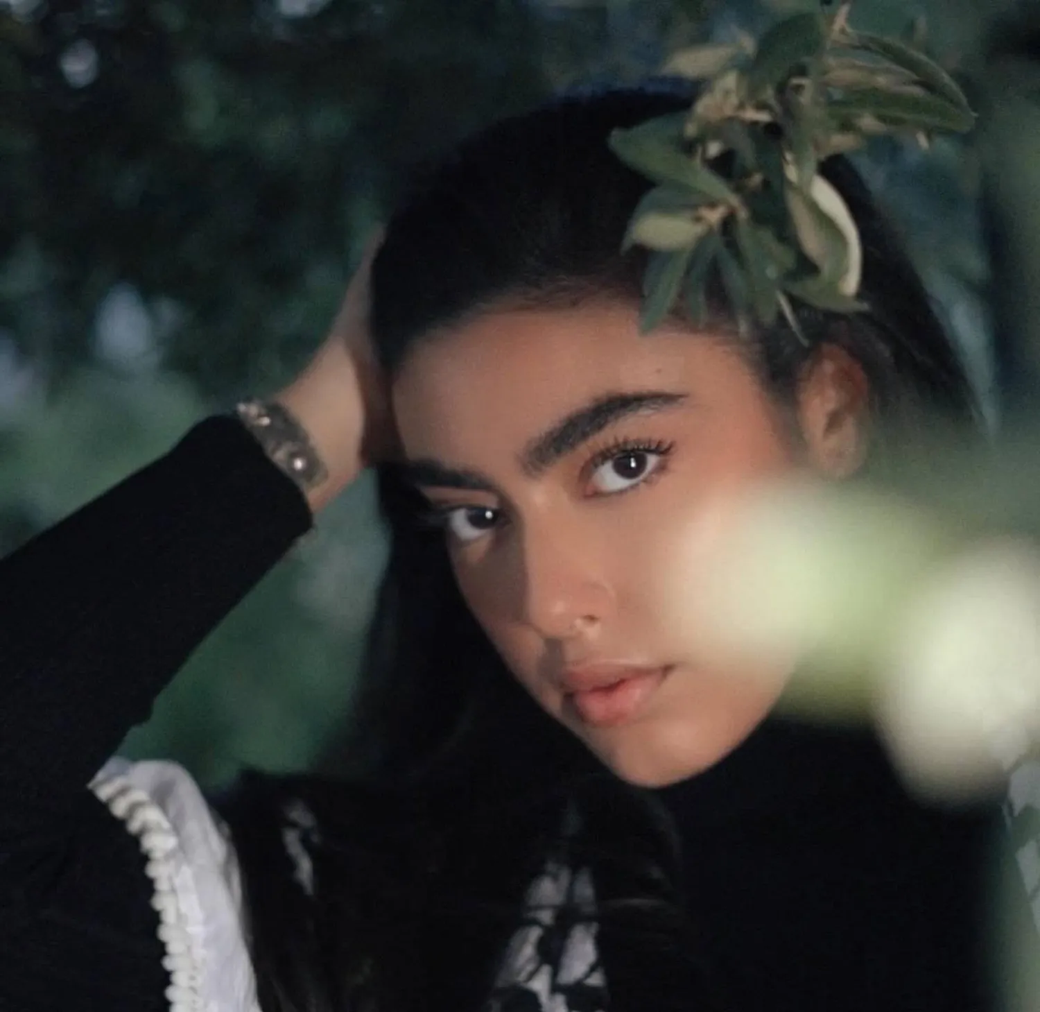 شجرة الزيتون تعني كثيراً لإيمان منصور وتذكّرها بموطنها (حسابها الشخصي)