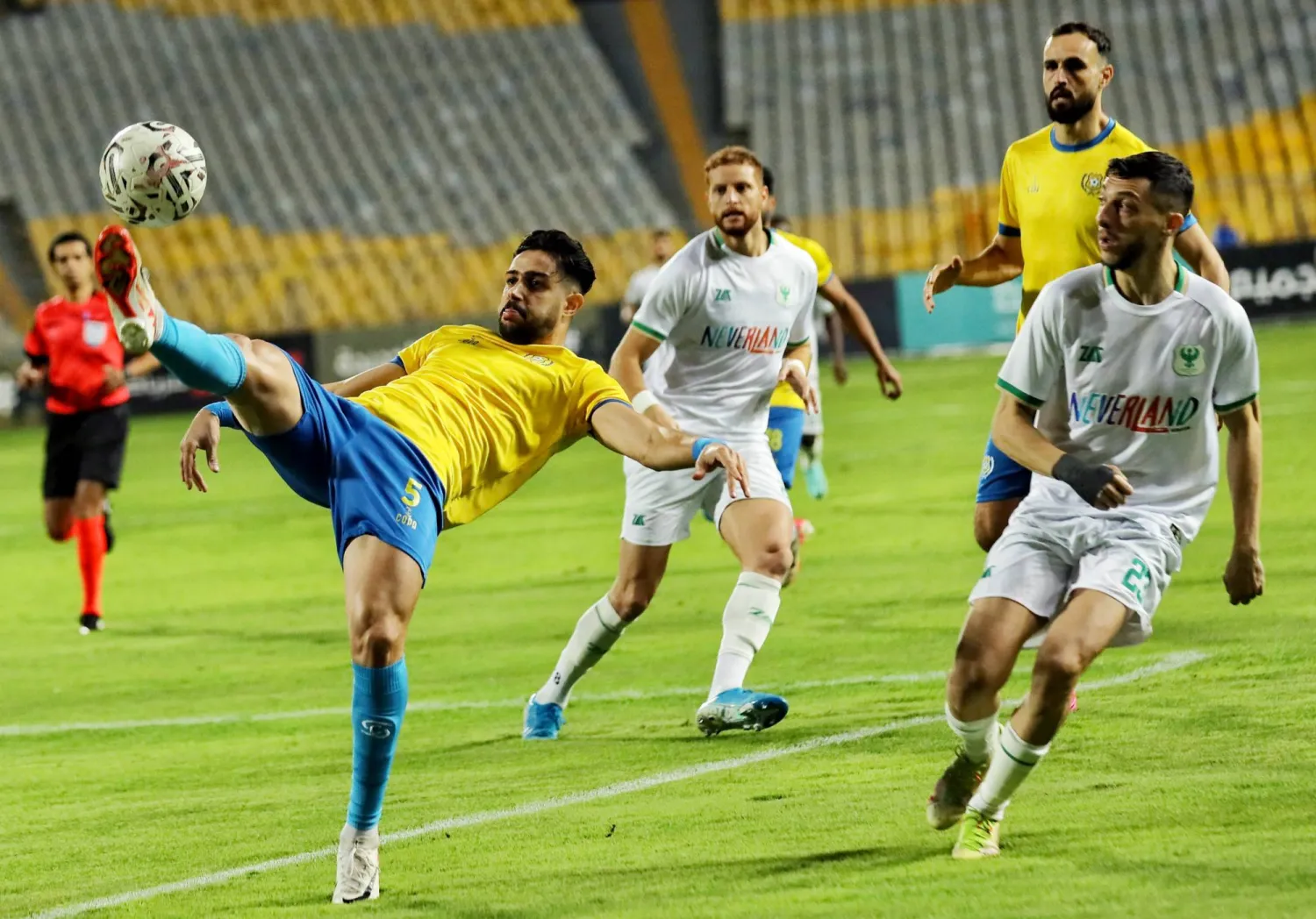 جانب من المواجهة التي جمعت المصري البورسعيدي والإسماعيلي في الدوري المصري (الشرق الأوسط)