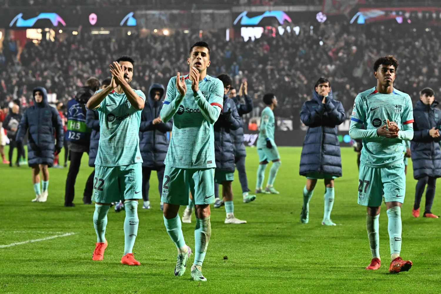 لاعبو برشلونة وأحزان الخسارة المخزية أمام أنتويرب في دوري أبطال أوروبا (أ.ف.ب)