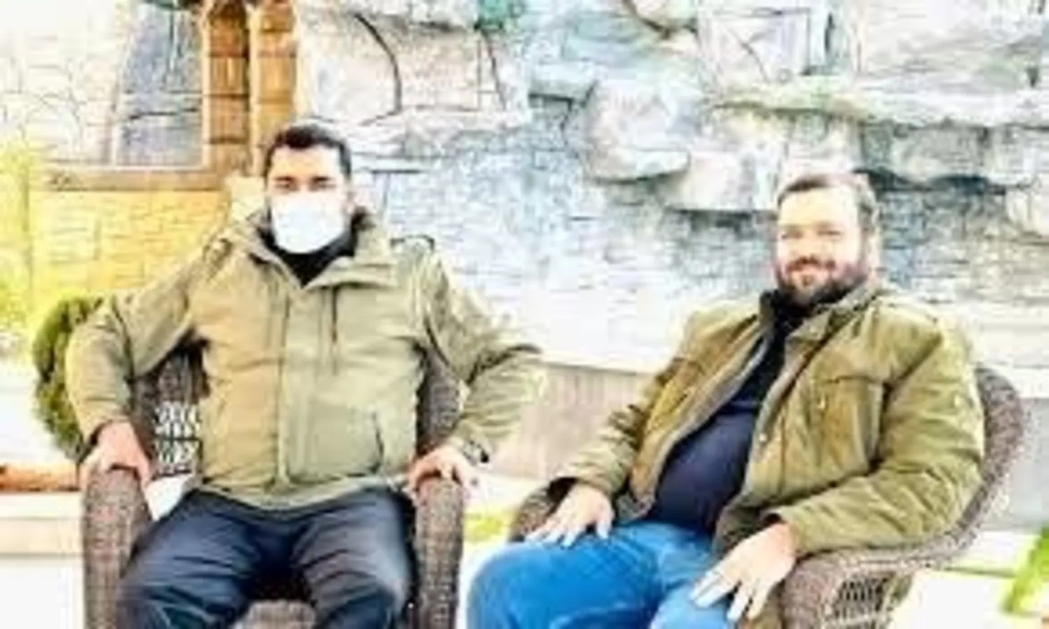 Ebu Maria el-Kahtani (solda), HTŞ’nin kaçan lideri Ebu Ahmed Zakur ile (X)