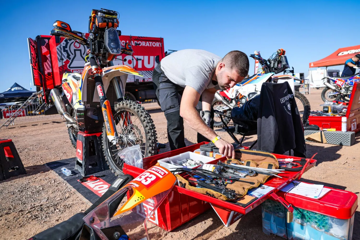 جانب من أعمال الصيانة لفئة الدراجات النارية والإستعدادات النهائية لرالي داكار 2024 (الشرق الأوسط)