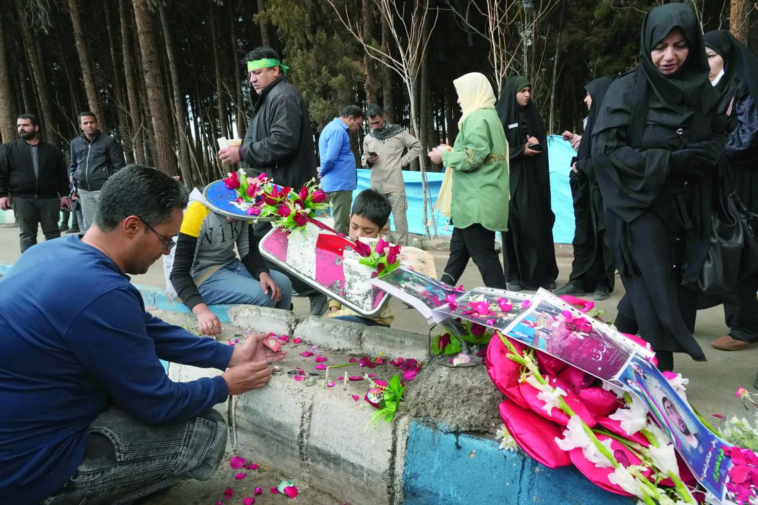 
إيرانيون يشعلون الشموع في مكان الانفجار بمدينة كرمان (أ.ب)