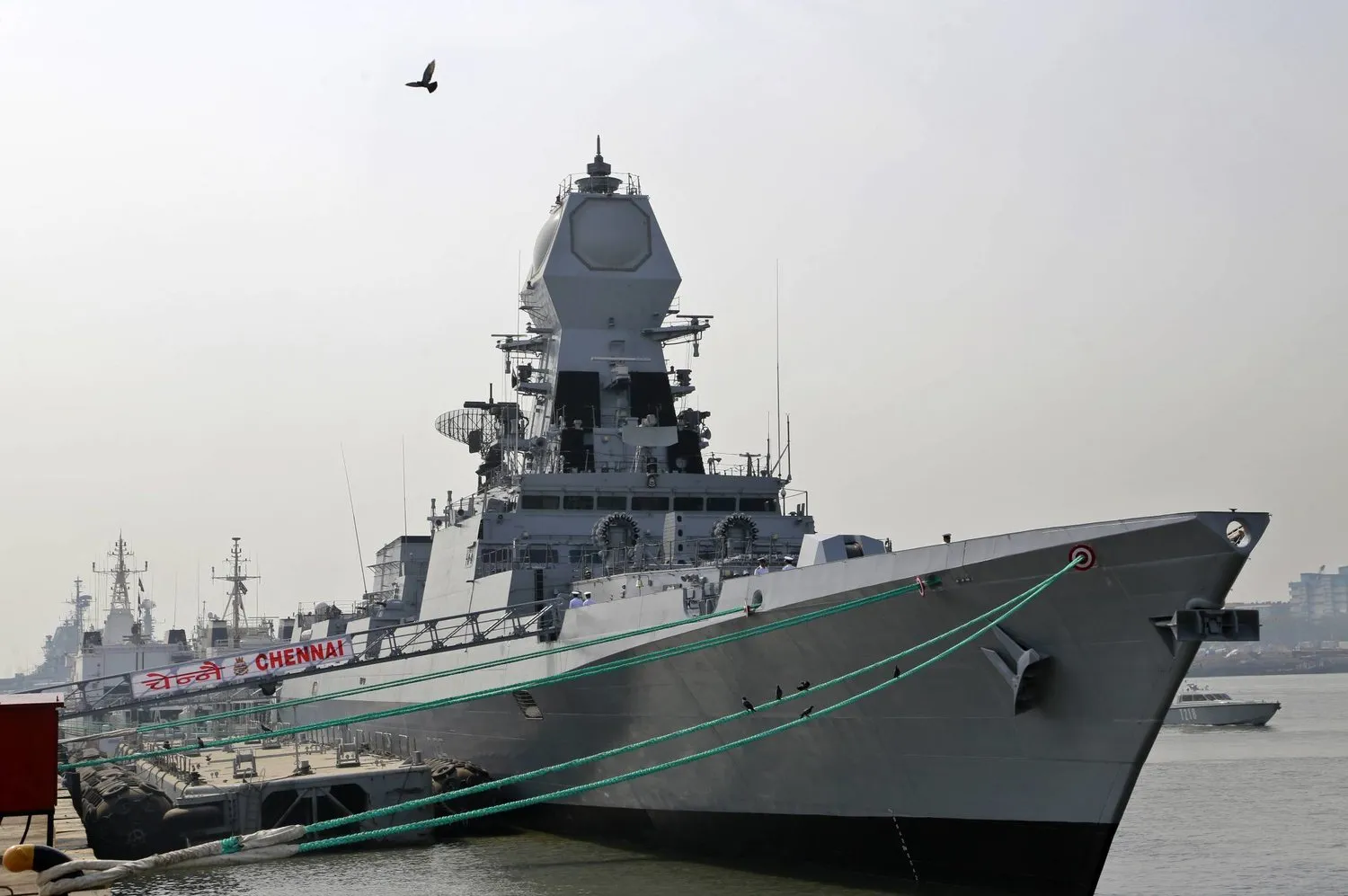 Kalküta sınıfı bir destroyer Mumbai'deki bir limana yanaştı (AP)