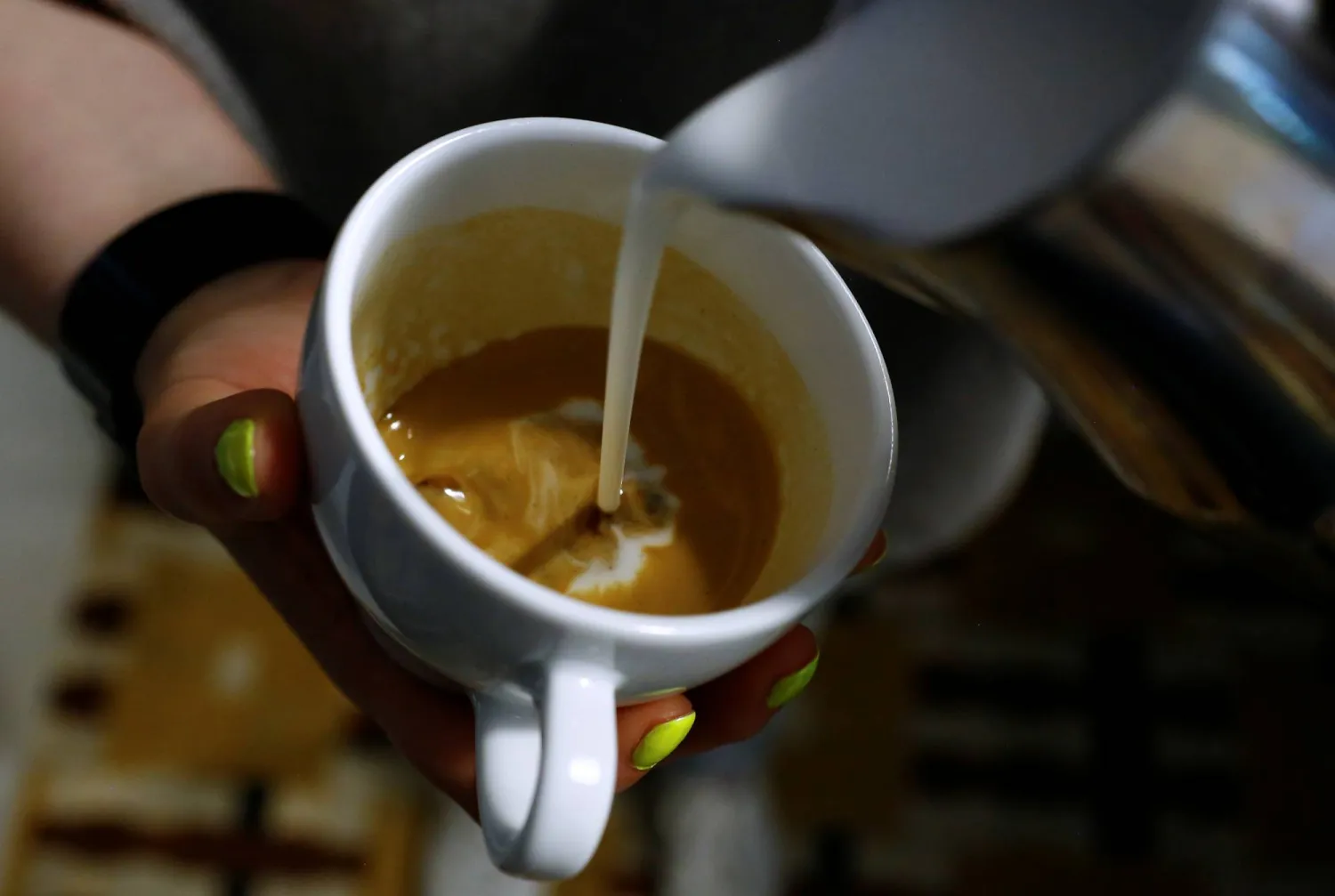 معظم أنواع حليب الشوفان تحتوي على كمية أقل بكثير من البروتين مقارنة بالحليب العادي (رويترز)