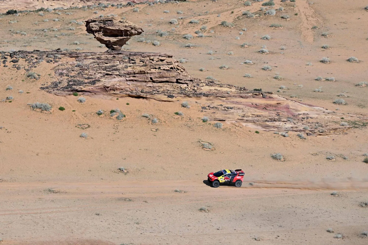 الفرنسي لوب ومساعده البلجيكي لوركين يقودان سيارتهما خلال المرحلة التمهيدية (أ.ف.ب)