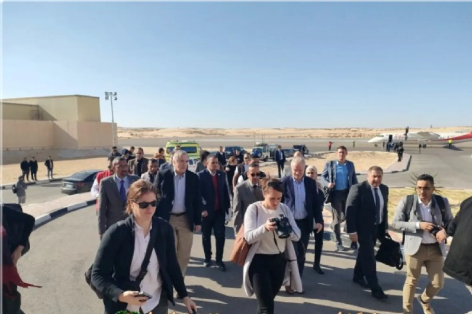 وفد مجلس الشيوخ الأميركي عقب وصوله إلى مطار العريش الدولي الجمعة (الصفحة الرسمية لمحافظة شمال سيناء)