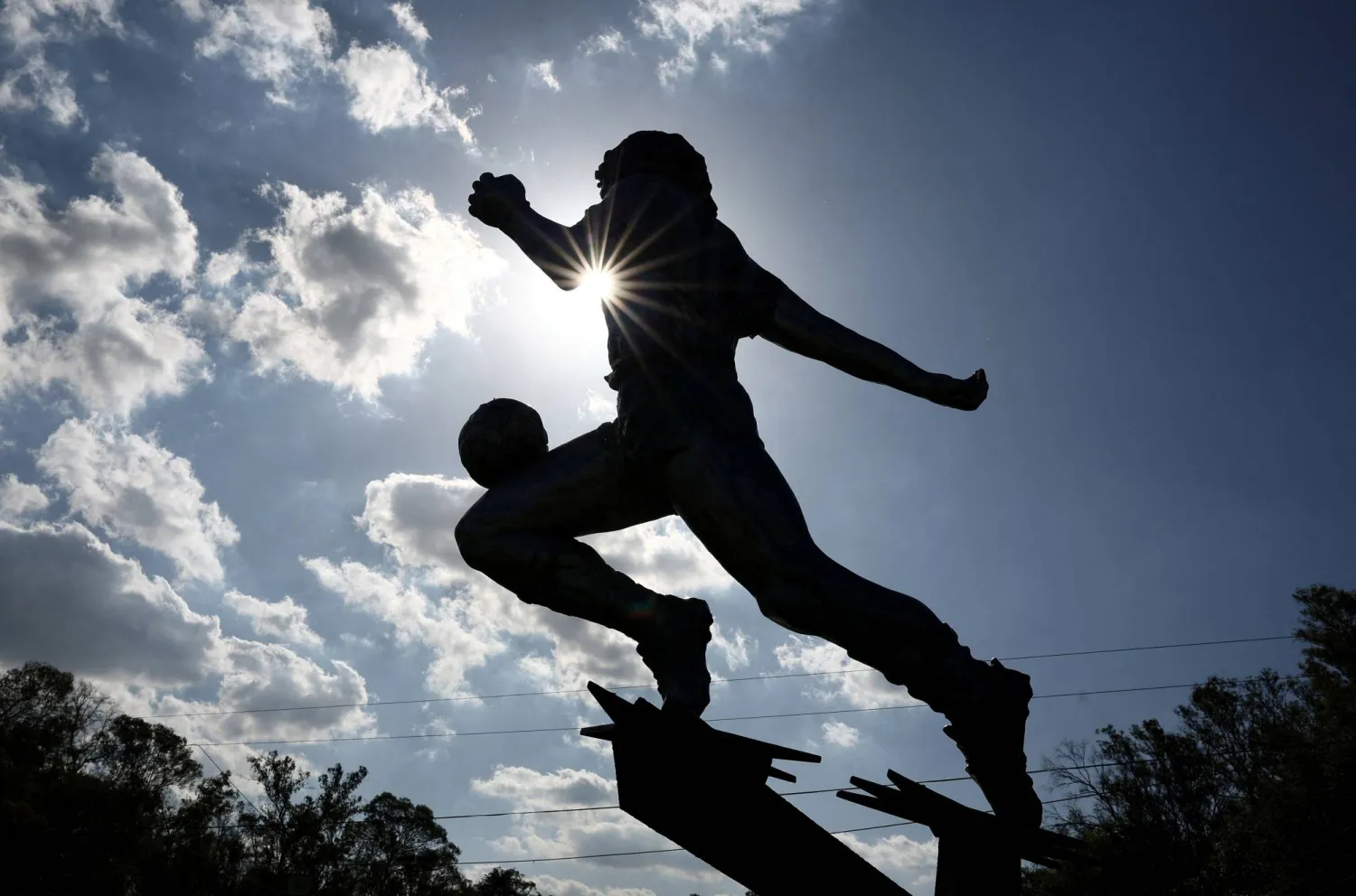 منظر عام لتمثال لاعب كرة القدم الأرجنتيني السابق دييجو مارادونا قبل التدريب (رويترز)