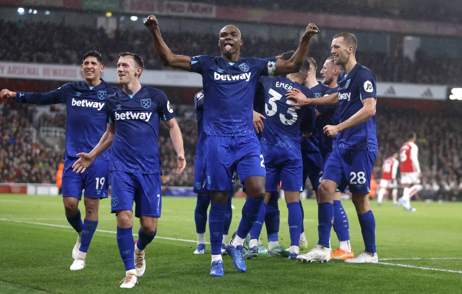 لاعبو وستهام بعد ضمان الإطاحة بآرسنال (رويترز)