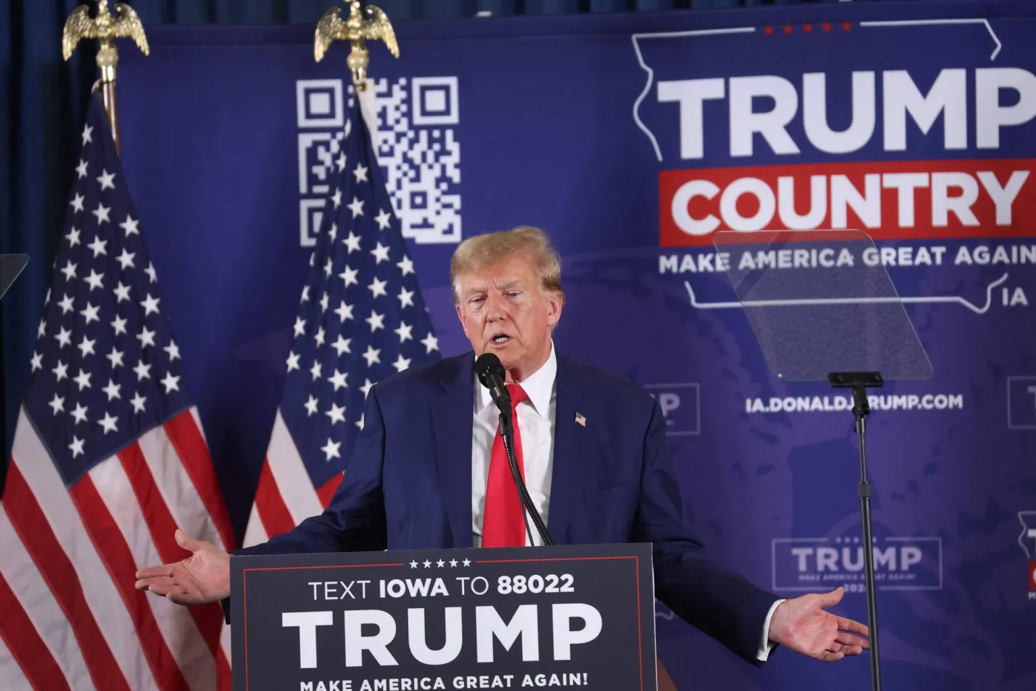 الرئيس الأميركي السابق دنالد ترمب مخاطباً أنصاره في أيوا (ا.ف.ب)