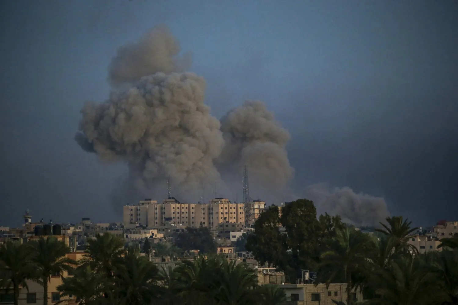 قصف إسرائيلي استهدف شرق مخيمي المغازي والبريج للاجئين جنوب قطاع غزة يوم أمس (إ.ب.أ)
