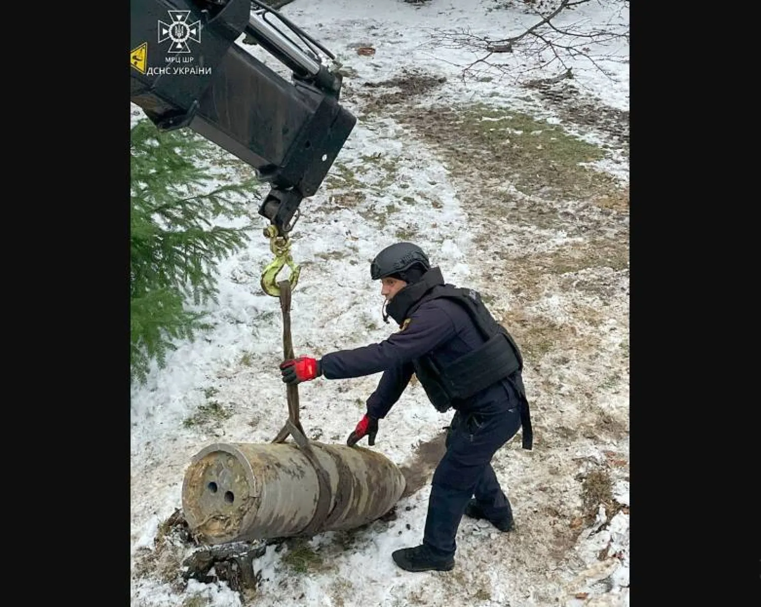 خبراء في أوكرانيا يقومون بتحييد الرأس الحربي لصاروخ «كينغال» وهو صاروخ باليستي روسي أسرع من الصوت يُطلق من الجو (أ.ف.ب)