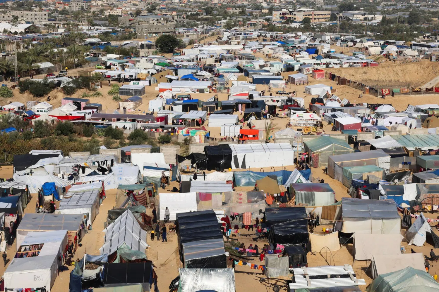 مخيم يؤوي الفلسطينيين النازحين الذين فروا من منازلهم بسبب حرب غزة (رويترز)